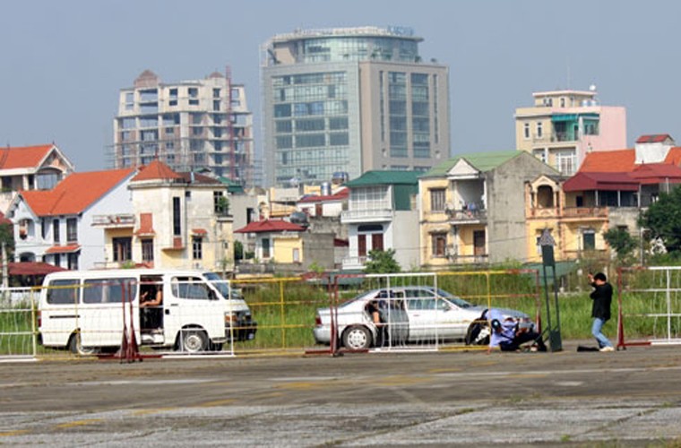 Cuối tuần qua, Binh đoàn 18 đã tổ chức buổi tổng duyệt huấn luyện đổ bộ đường không, đánh bắt khủng bố tại Công ty trực thăng miền Bắc (đóng ở sân bay Gia Lâm). Tình huống giả định đưa ra là, quân khủng bố giả tới làm việc ở sân bay rồi bất ngờ tấn công, sát hại lực lượng bảo vệ khu vực để máy bay.